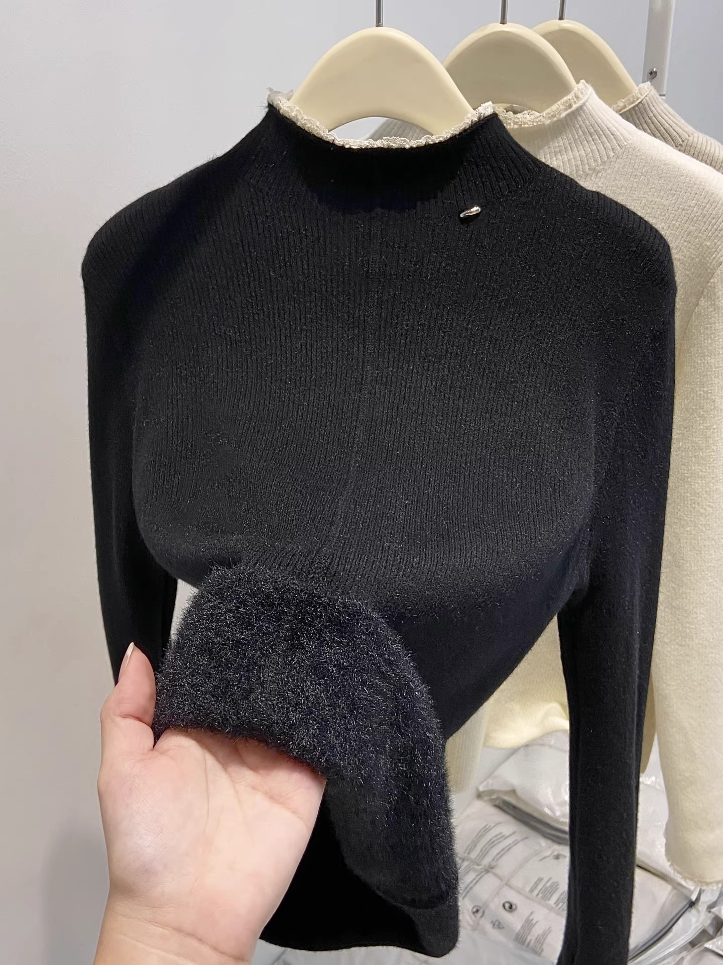 Áo len nữ La Chapelle cổ nửa cao tay dài màu đen, kiểu mới thu đông 2025, viền ren, áo lót