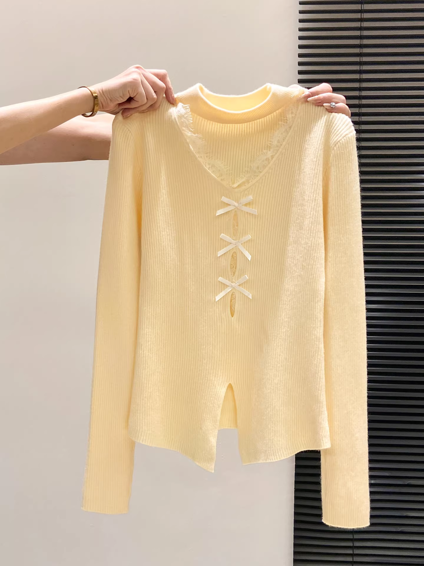 Áo len nữ La Chapelle tay dài ren trắng, kiểu dáng ôm body, mùa thu đông 2025