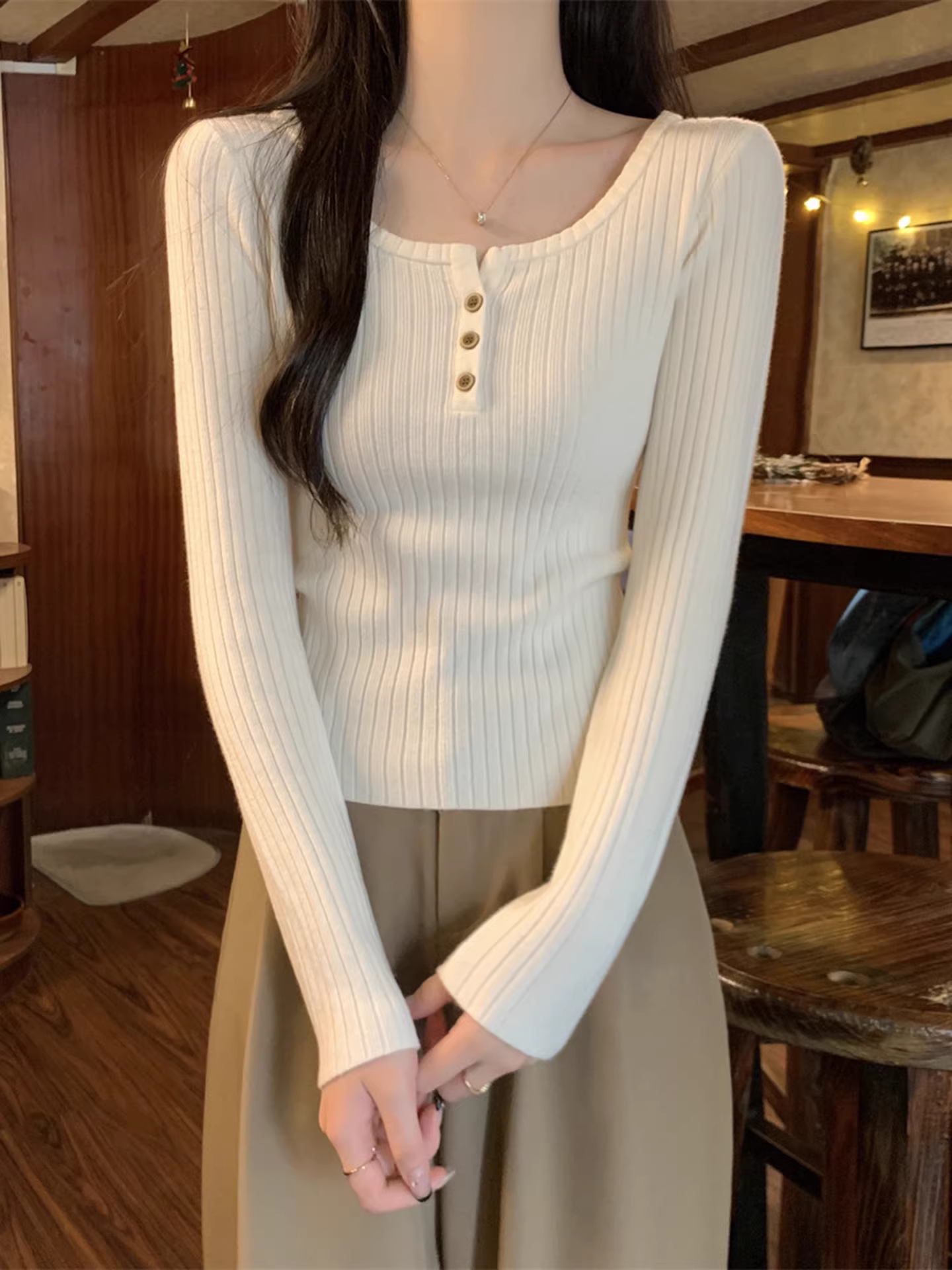 Áo len dệt kim cổ vuông tay dài màu đen La Chapelle dành cho nữ, áo lót ôm sát kiểu mới mùa thu đông 2025.