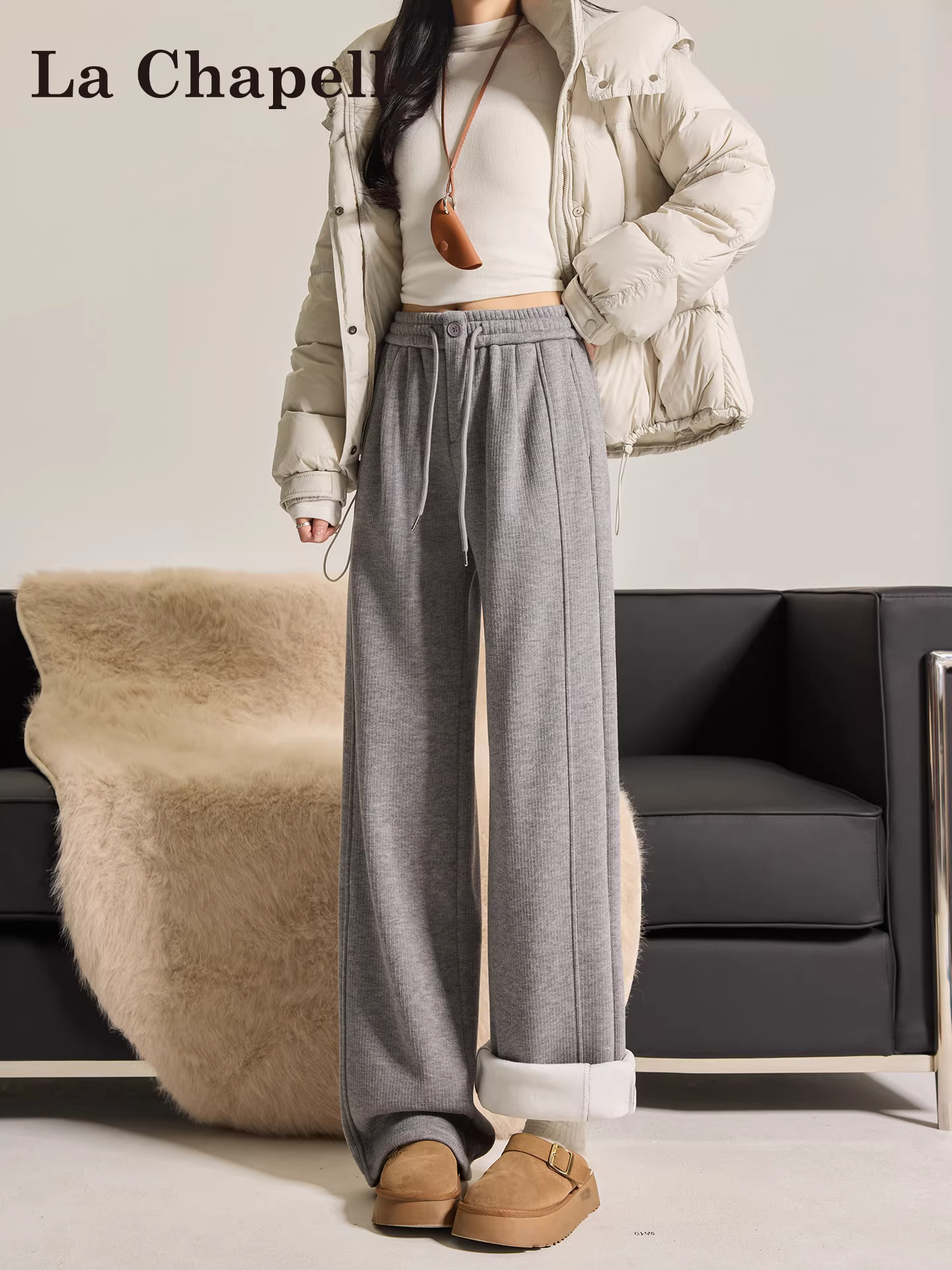 Quần thể thao ống rộng dày dặn lót lông màu xám La Chapelle dành cho nữ, mùa thu đông 2025, kiểu dáng mới, có dây rút, chất liệu mềm mại.