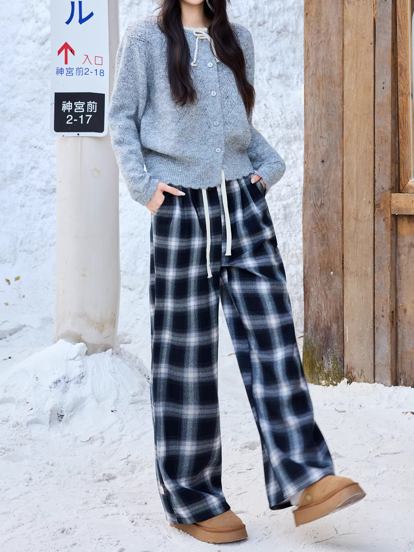 Quần ống rộng dày dặn lót lông cừu kẻ ô đen La Chapelle dành cho nữ, mẫu mới thu đông 2025, kiểu dáng suôn mềm mại, thoải mái.