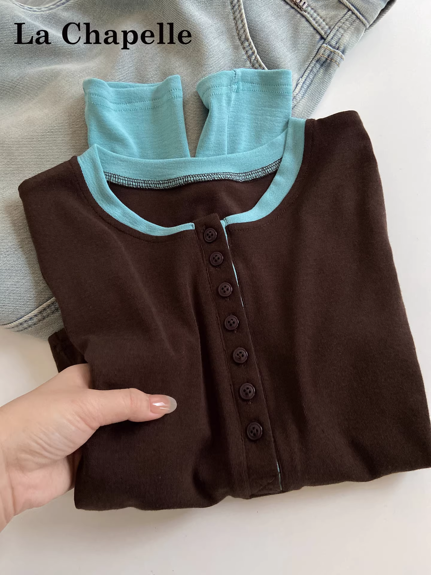 Áo thun dài tay cổ nửa mở màu cà phê La Chapelle dành cho nữ, áo sơ mi ôm dáng mới mùa thu đông 2025.