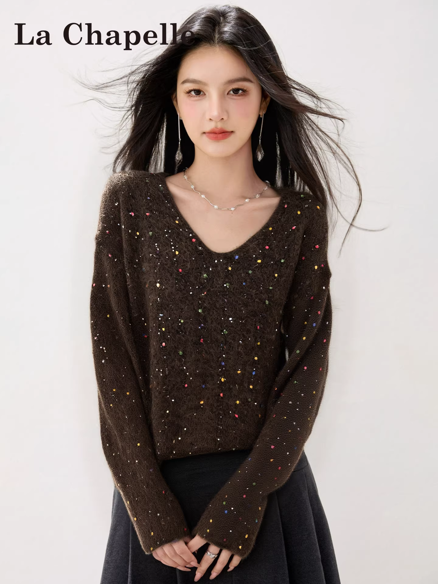 Áo len nữ màu cà phê cổ chữ V đính sequin dày của La Chapelle, mẫu mới thu đông 2025, kiểu dáng rộng rãi.