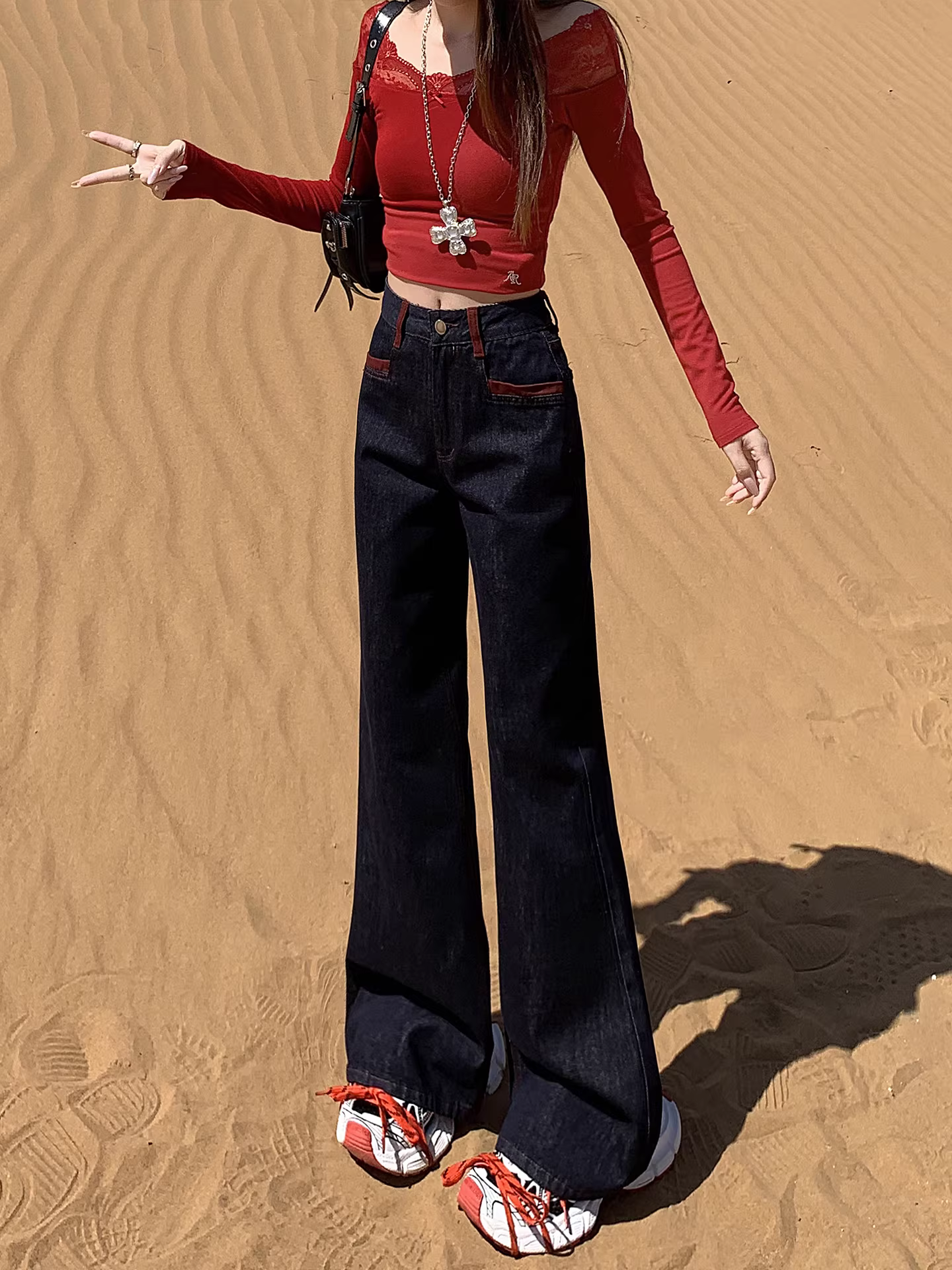 Quần jeans xanh đậm dáng loe La Chapelle dành cho nữ, mẫu mới thu đông 2025, cạp cao, ôm dáng, không bó sát.