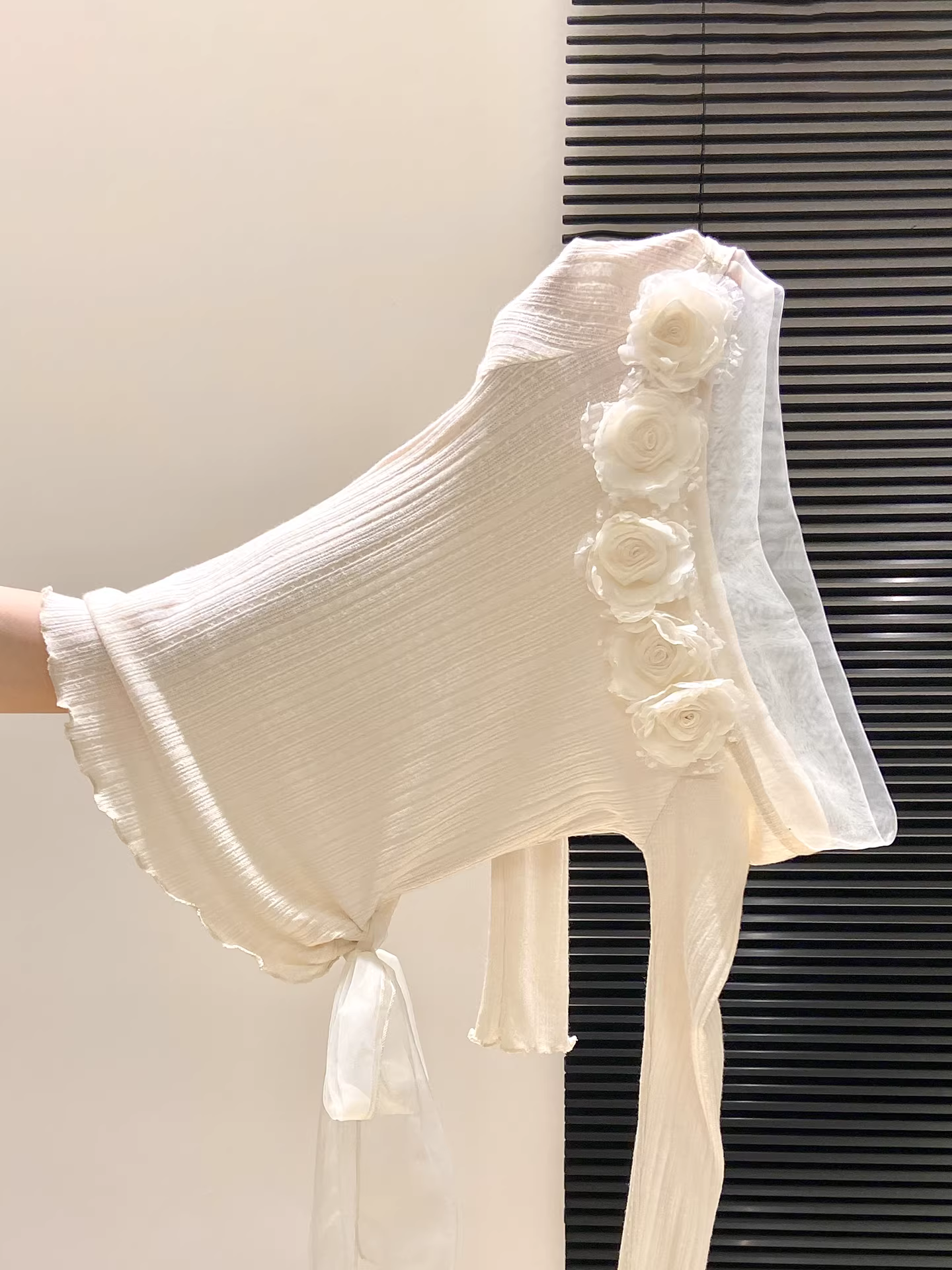 Áo len dệt kim ren trắng La Chapelle dành cho nữ 2025 mới mùa thu đông kiểu dáng ôm sát mặc trong