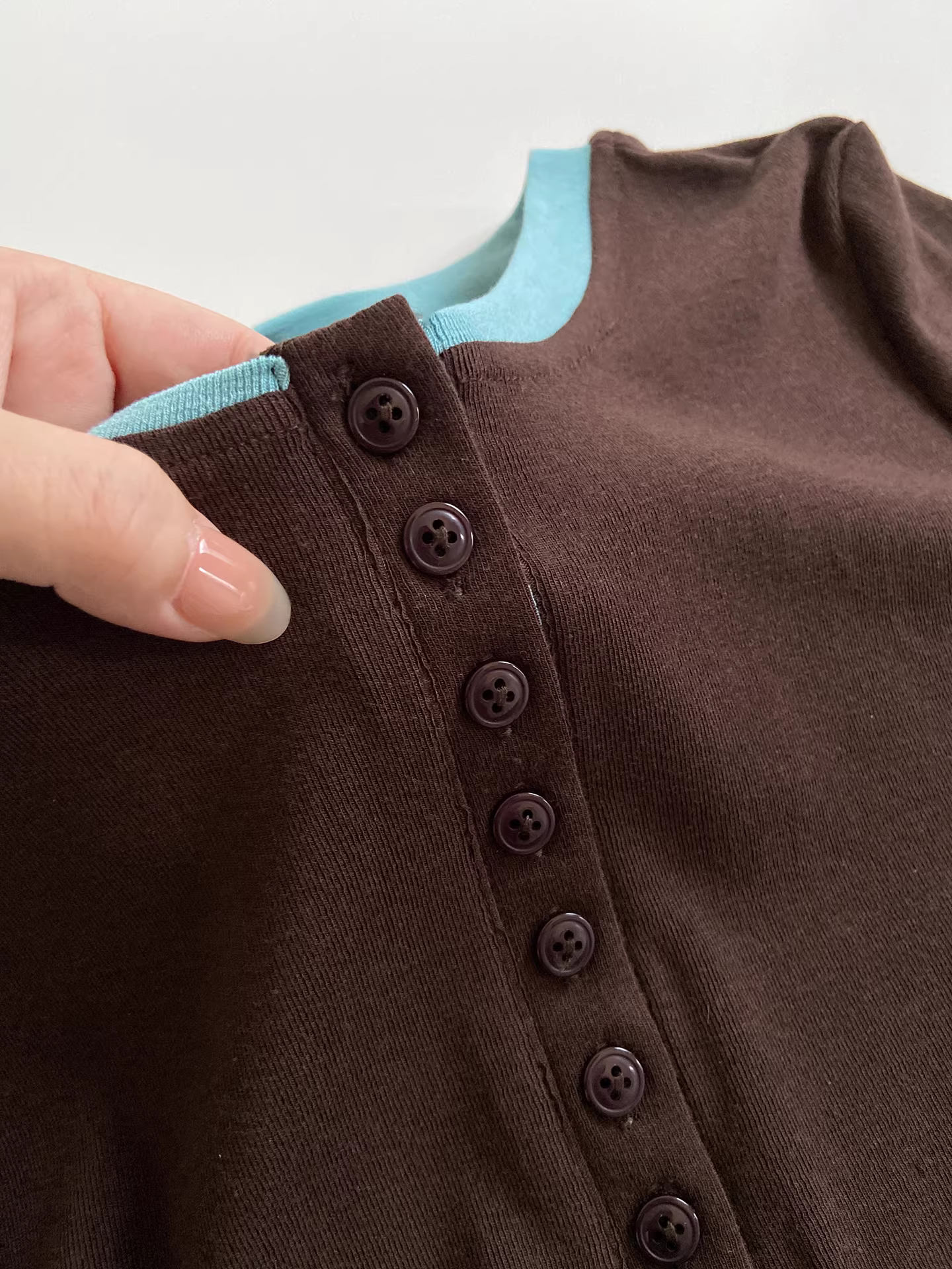 Áo thun dài tay cổ nửa mở màu cà phê La Chapelle dành cho nữ, áo sơ mi ôm dáng mới mùa thu đông 2025.