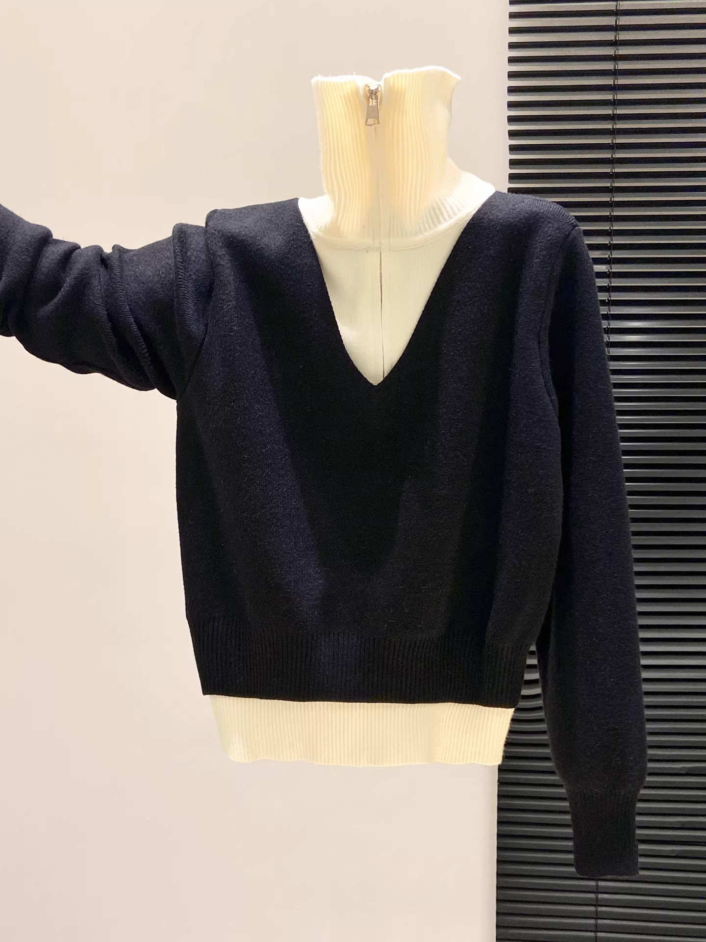 Áo len dệt kim cổ polo phối màu cà phê La Chapelle dành cho nữ, mẫu mới thu đông 2025, kiểu áo hai lớp giả.