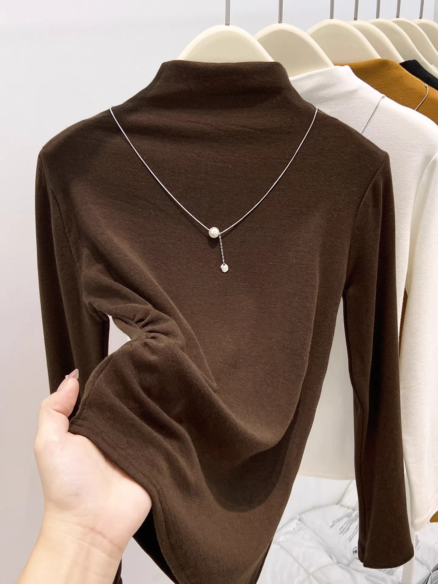 Áo thun dài tay cổ cao nửa cổ màu cà phê La Chapelle dành cho nữ 2025 áo lót bên trong không đều kiểu dáng mới mùa thu đông