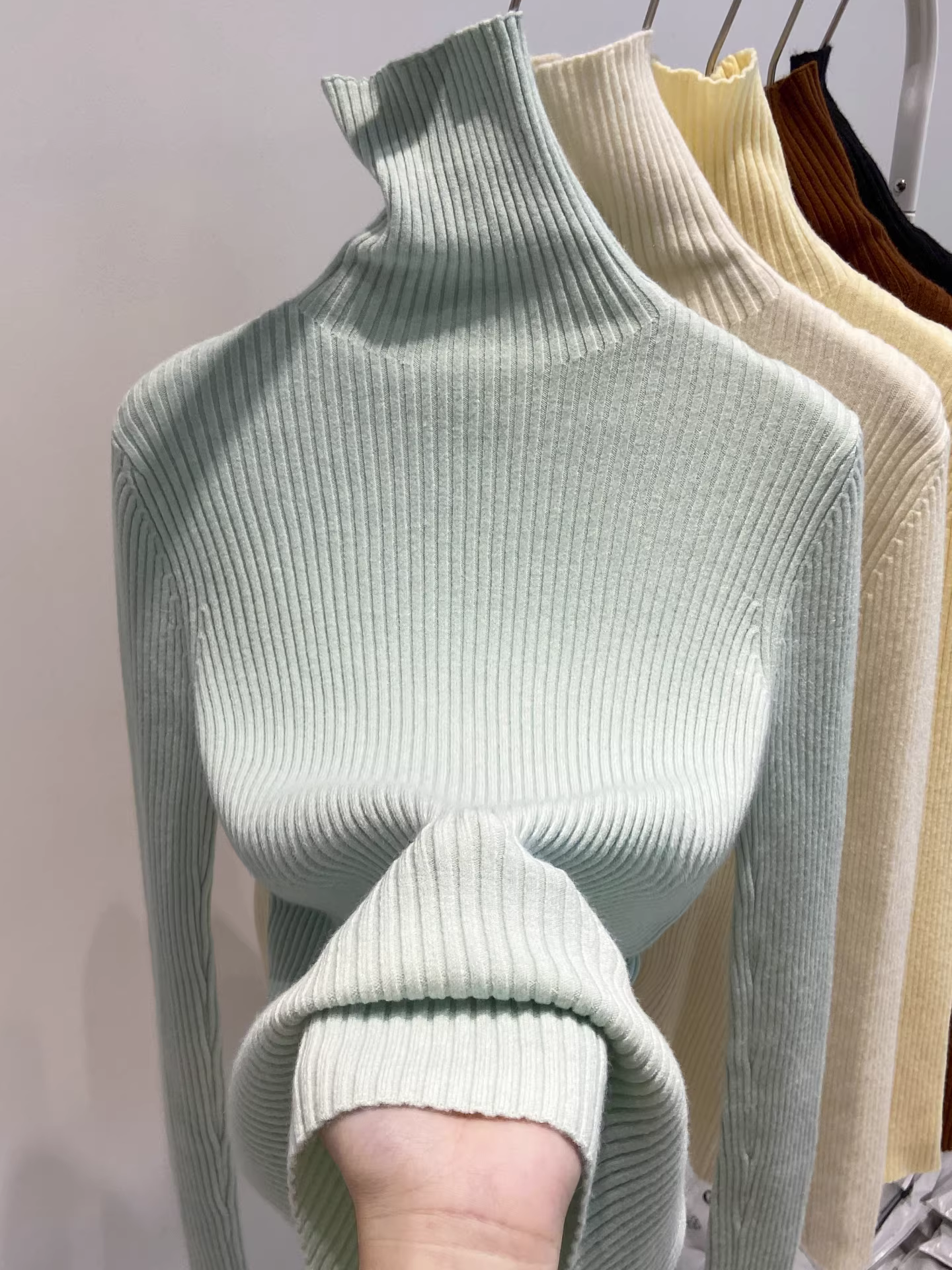 Áo len nữ cổ nửa cao La Chapelle màu trắng, kiểu dáng thu đông 2025, phong cách thuần khiết quyến rũ, mặc trong.