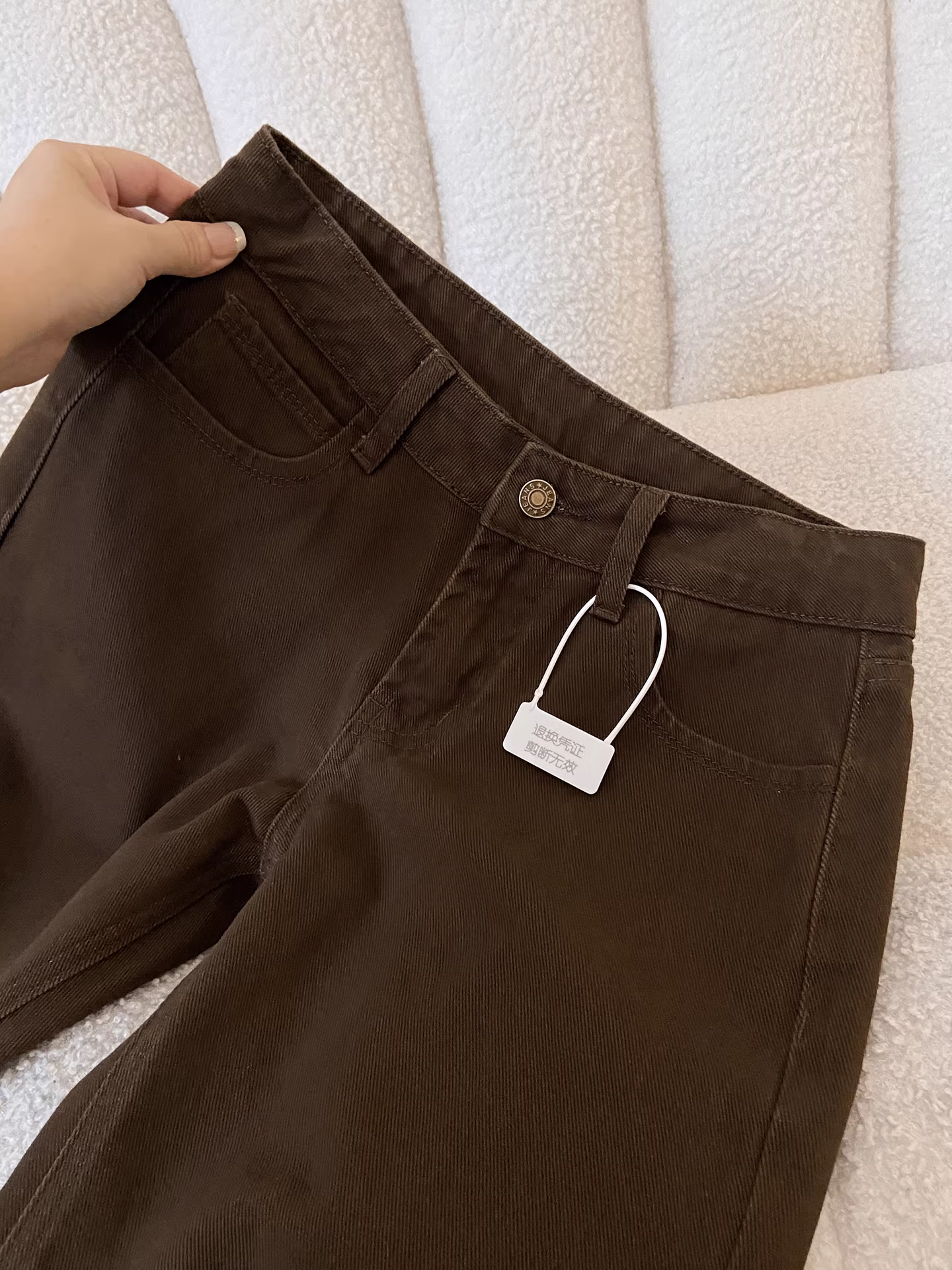 Quần jean nữ La Chapelle màu cà phê, lót lông cừu dày, dáng loe, kiểu mới mùa đông 2025, quần bootcut dáng nhỏ nhắn.