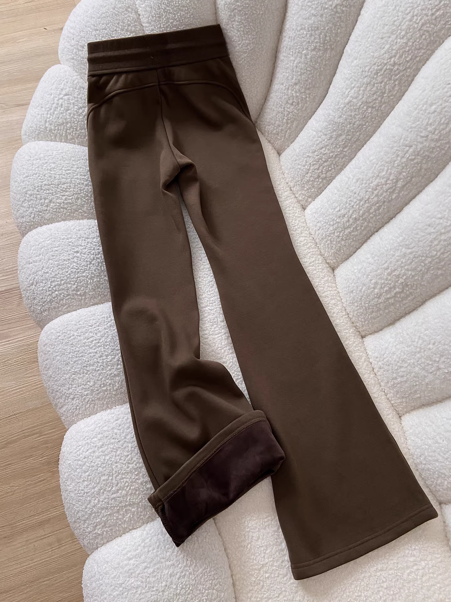 Quần ống loe nhỏ nhắn màu cà phê La Chapelle dành cho nữ, quần ống chuông cạp cao ôm dáng lót lông cừu mới mùa thu đông 2025.