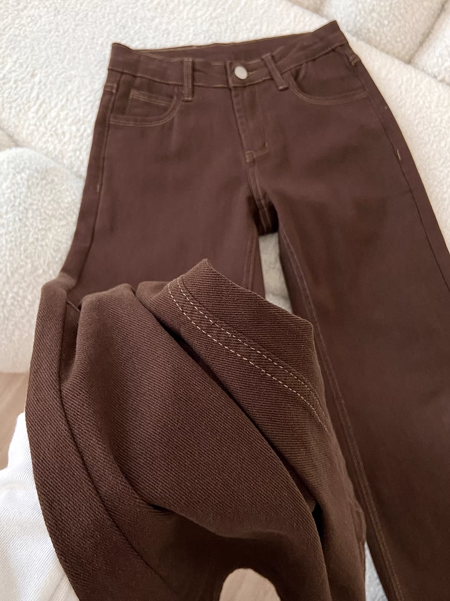 Quần jean ống loe dày lót lông màu nâu La Chapelle dành cho nữ, kiểu dáng thu đông mới 2025, quần ống loe không bó sát.