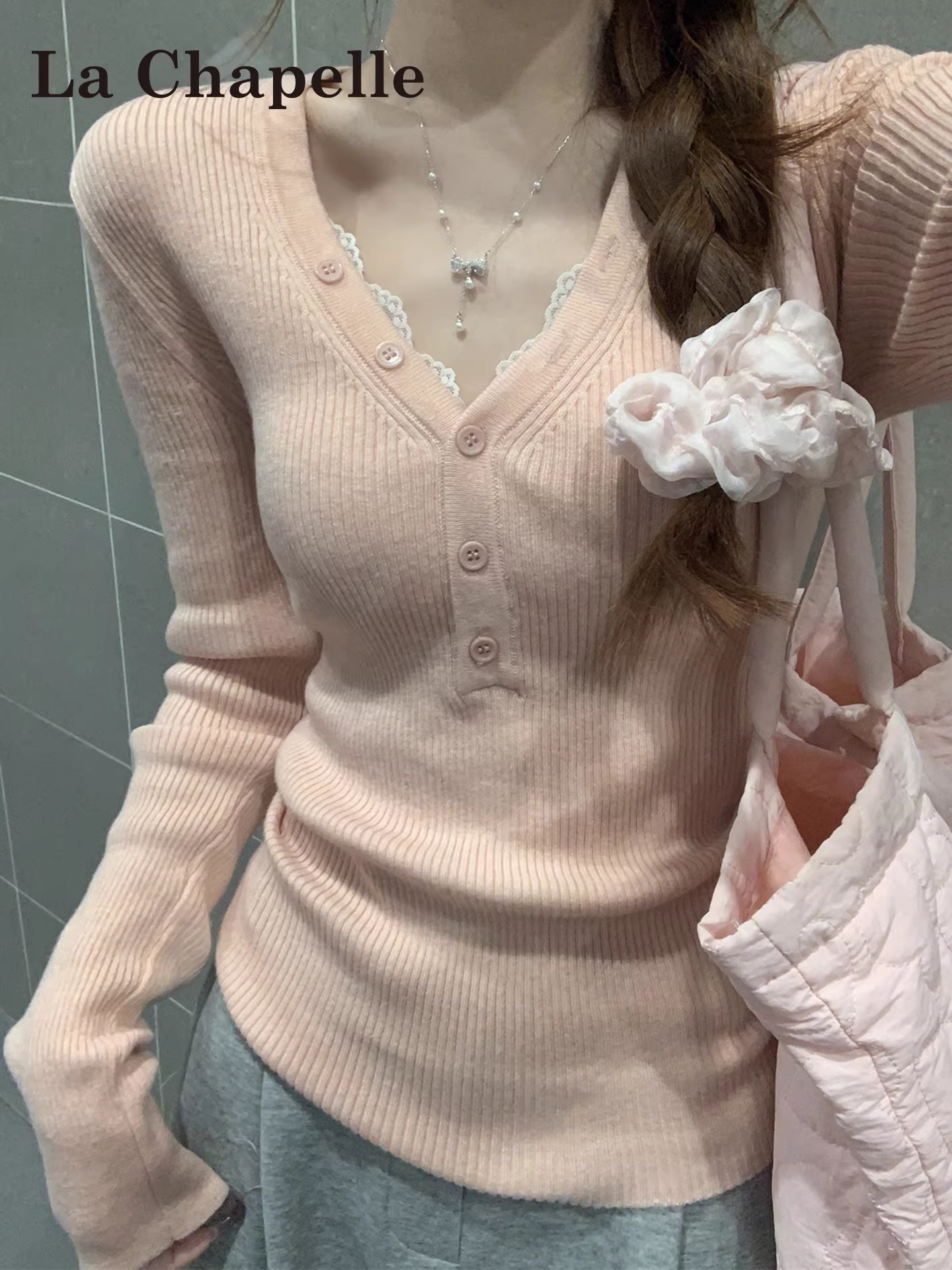 Áo len nữ La Chapelle tay dài viền ren màu hồng, kiểu dáng ôm sát, lớp lót trong, mẫu mới thu đông 2025.