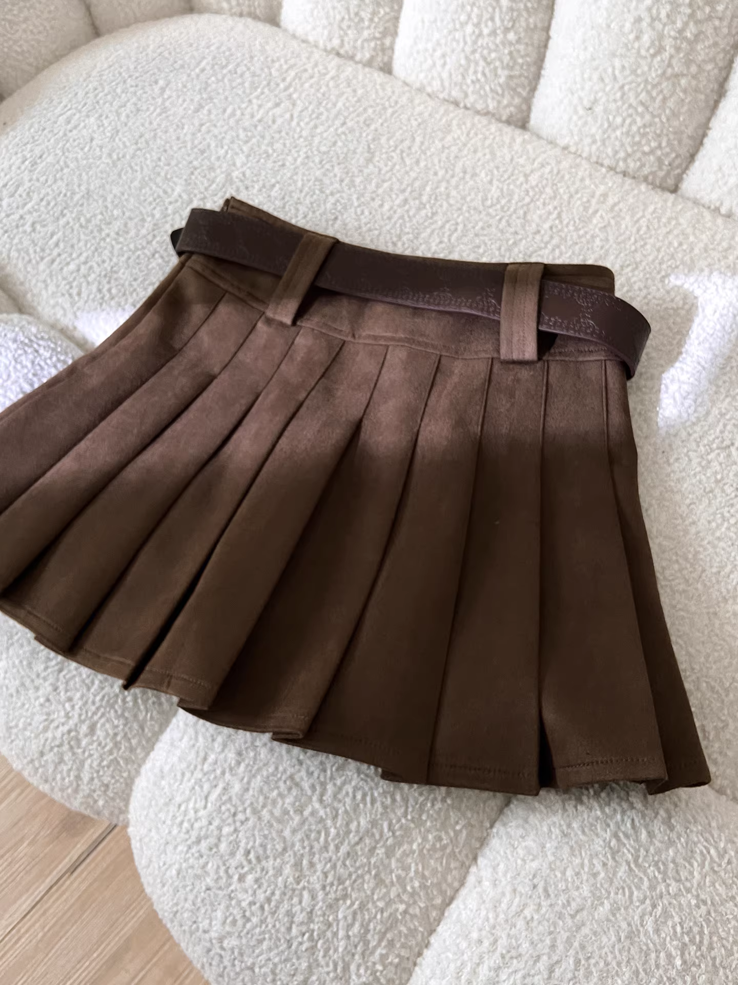 Chân váy xếp ly cao eo màu cà phê La Chapelle dành cho nữ, mẫu mới thu đông 2025, có dây lưng, kiểu dáng nhỏ nhắn, ngắn, phong cách thường ngày