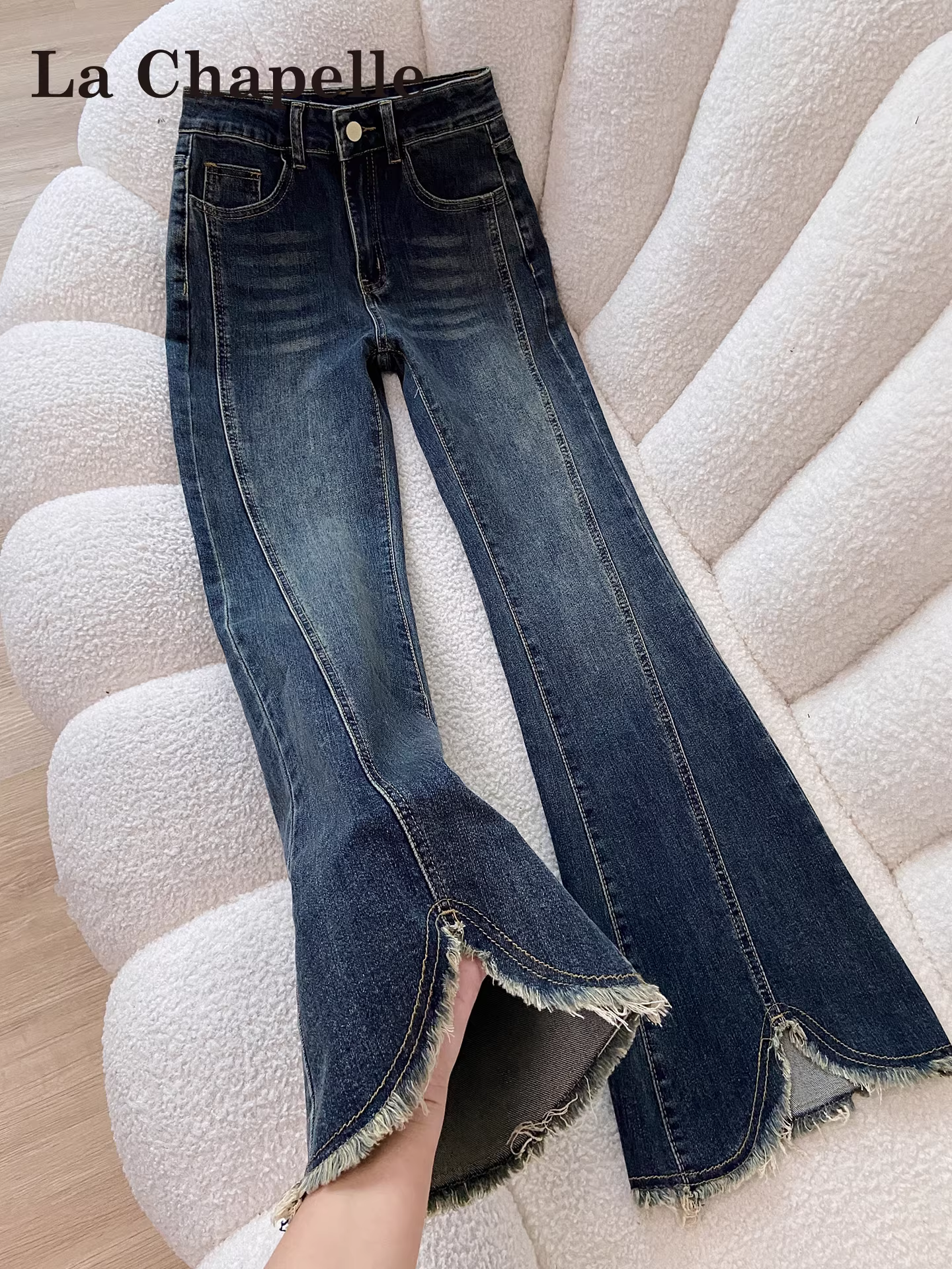 Quần jeans nữ La Chapelle kiểu dáng retro, lót lông dày, ống loe, mùa thu đông 2025, viền xù, xẻ tà, kiểu chuông