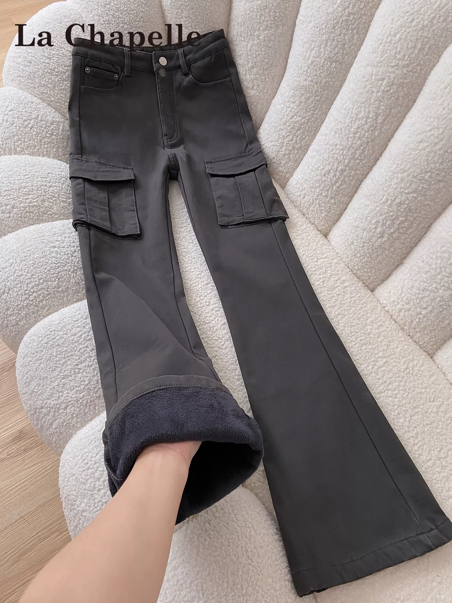 Quần cargo ống loe lót lông màu xám La Chapelle dành cho nữ, kiểu mới thu đông 2025, quần ống chuông cạp cao tôn dáng, cá tính và sành điệu.
