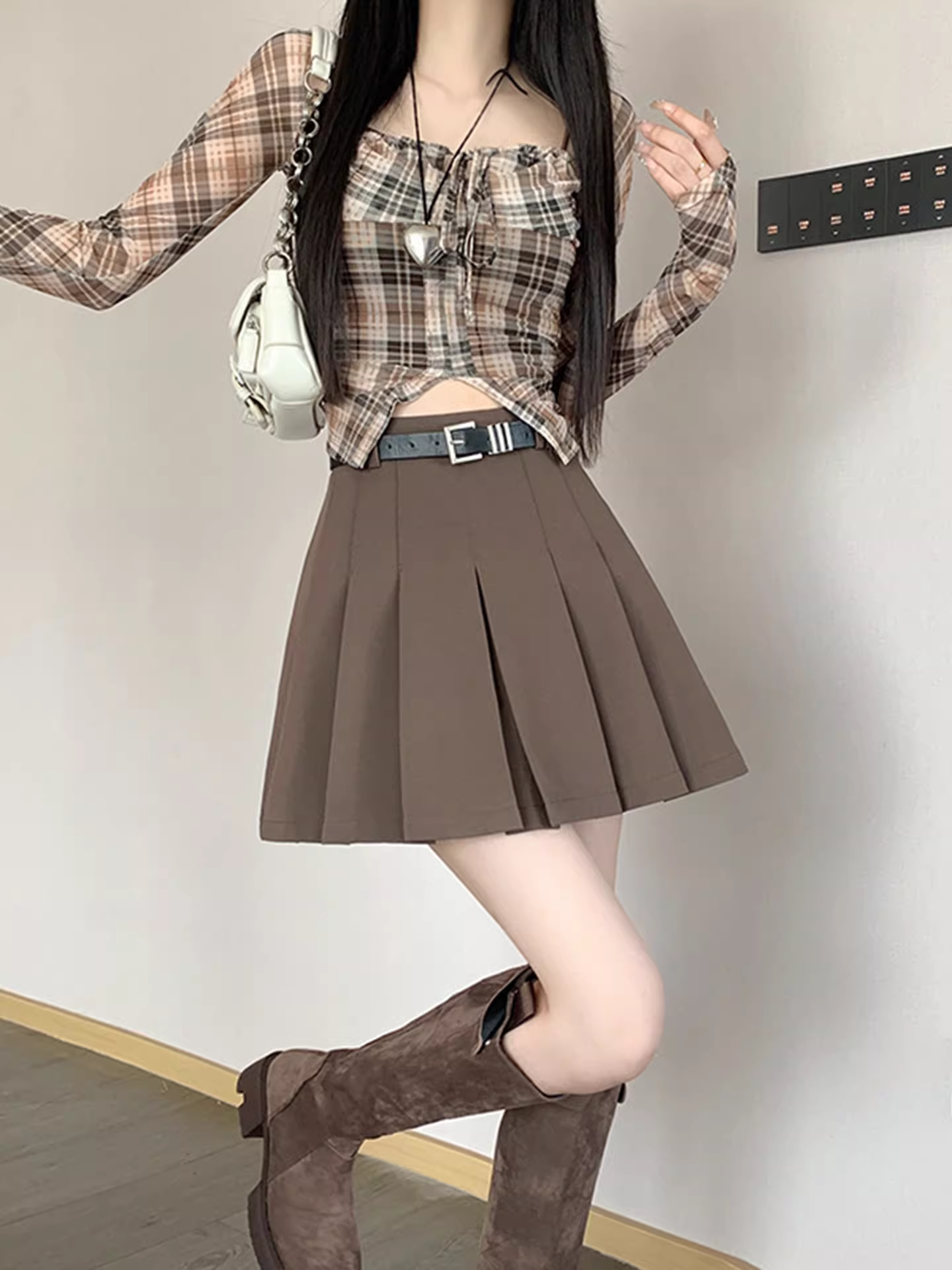 Váy xếp ly đen La Chapelle dành cho nữ, thu đông 2025, kiểu dáng mới, cạp cao, dáng chữ A, ngắn, dành cho người nhỏ nhắn