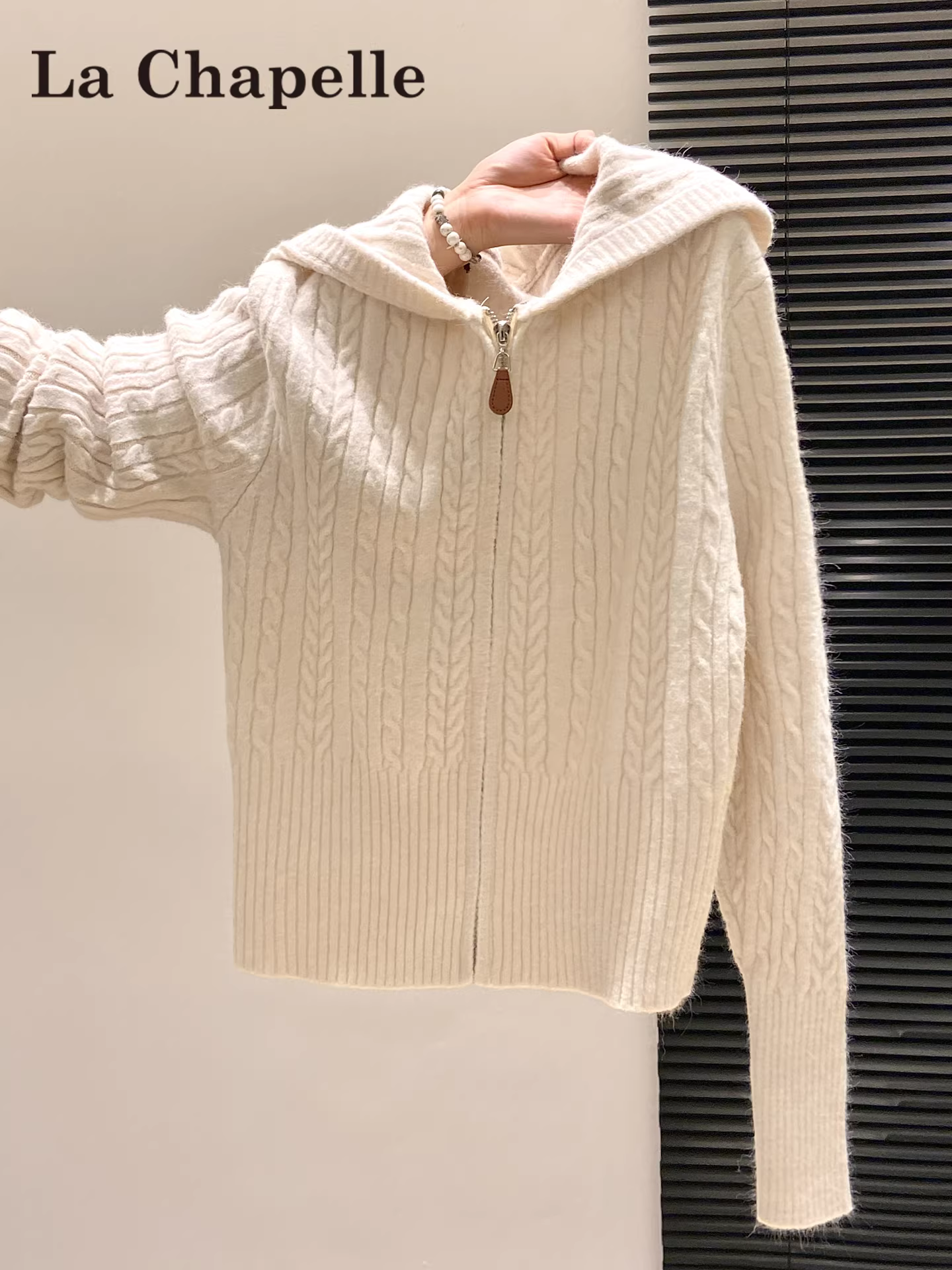 Áo khoác cardigan len dệt kim dài tay màu trắng La Chapelle dành cho nữ, kiểu dáng mùa thu đông 2025 mới, phong cách lười biếng.