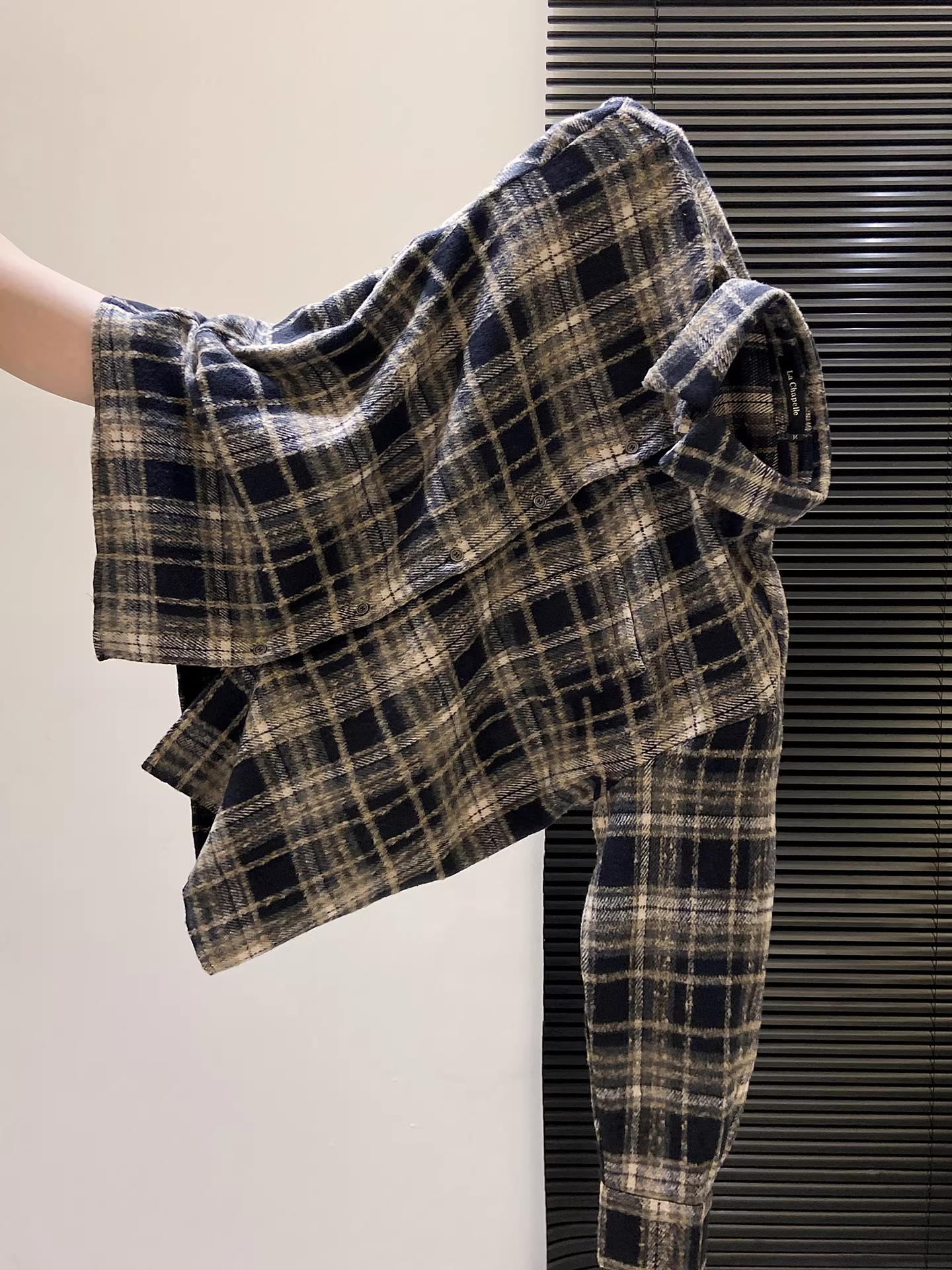 Áo sơ mi kẻ caro dày dặn La Chapelle tay dài dành cho nữ, mẫu mới thu đông 2025, kiểu dáng năng động, dễ phối đồ.