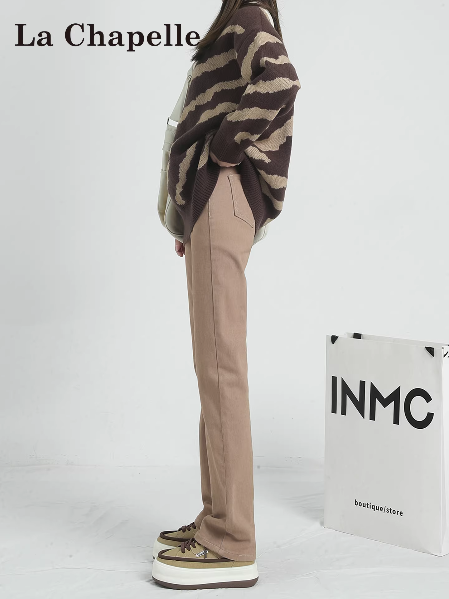 Quần jeans La Chapelle màu kaki dáng ôm thẳng dành cho nữ, mẫu mới thu đông 2025, cạp cao, kiểu dáng nhỏ nhắn.