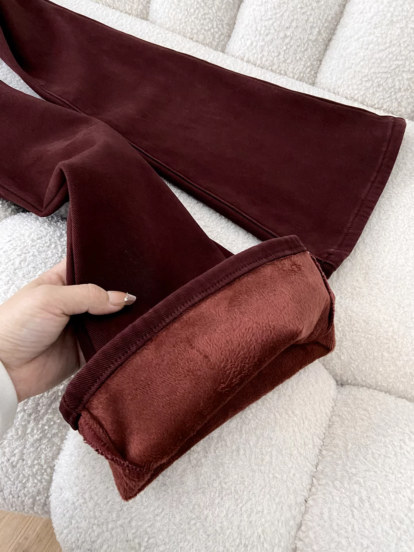 Quần jean nữ La Chapelle màu cà phê, lót lông cừu, dày dặn, dáng loe, kiểu retro, mùa thu đông 2025