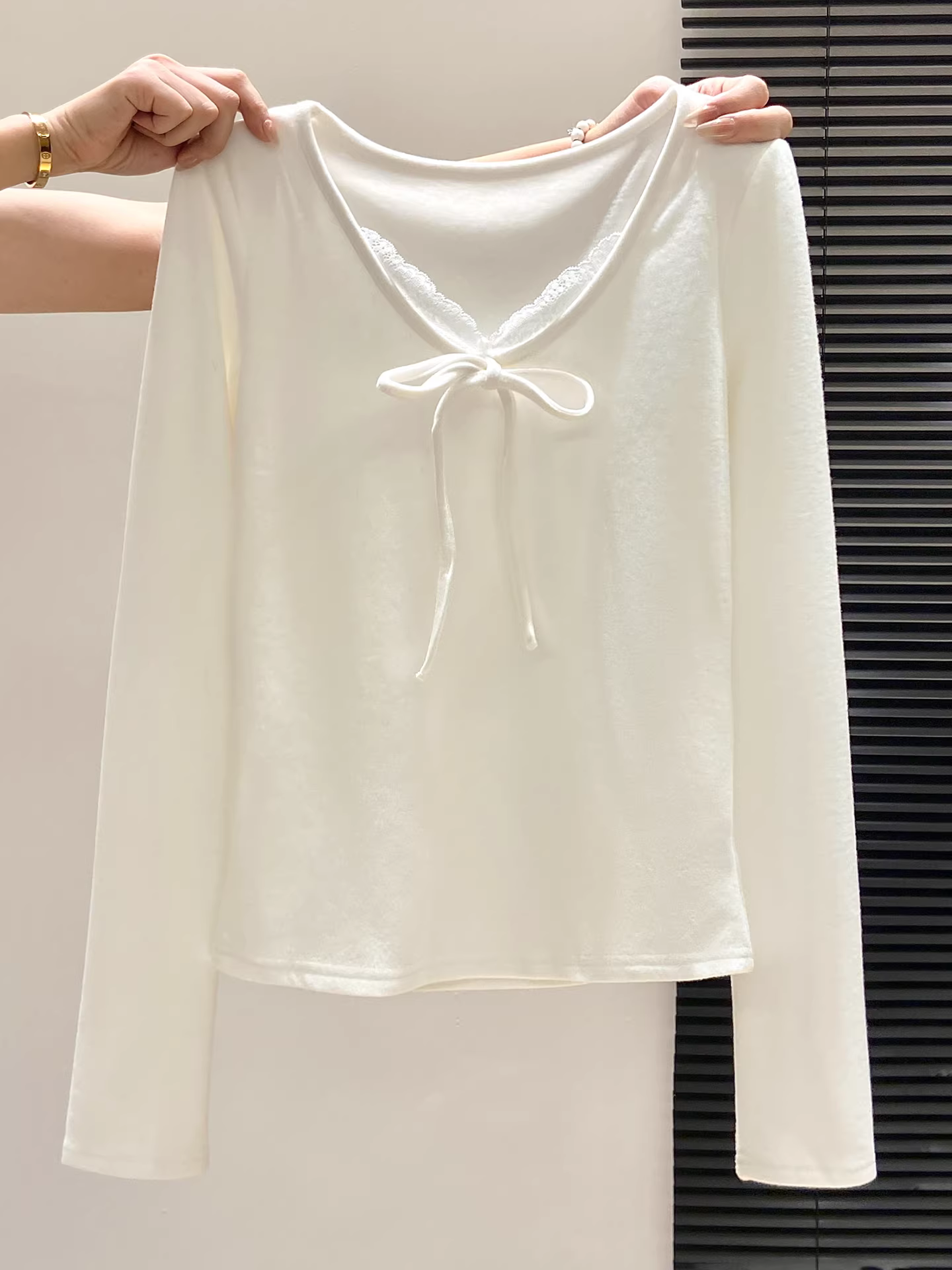 Áo thun nữ tay dài cổ V ren phong cách Hàn Quốc La Chapelle, kiểu dáng ôm body, phối nơ, mới thu đông 2025