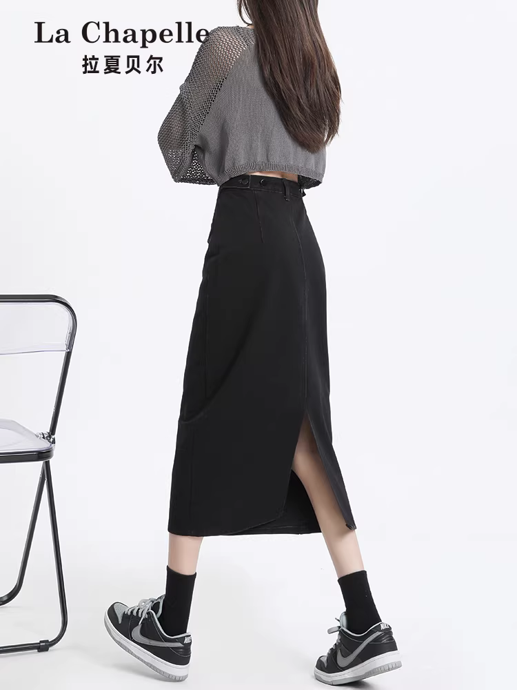 Chân váy denim đen xẻ tà La Chapelle dành cho nữ, mẫu mới xuân thu 2025, kiểu dáng chữ A, lưng cao, dài qua gối.