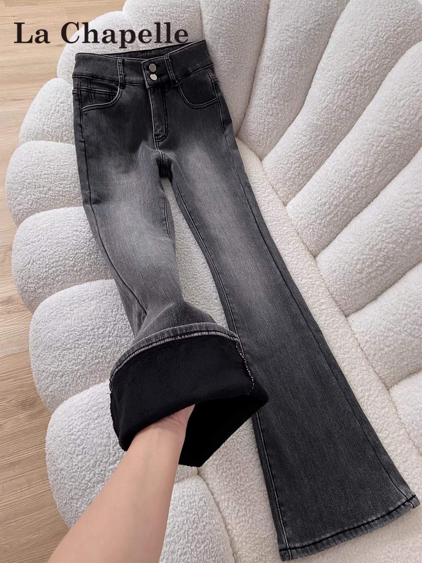 Quần jean dáng loe ôm sát lót lông cừu La Chapelle dành cho nữ, quần ống loe cạp cao tôn dáng mùa thu đông 2025 dành cho người nhỏ nhắn.