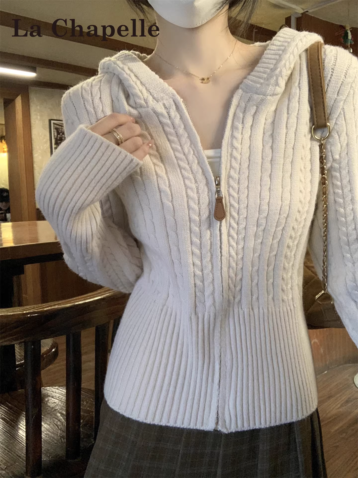 Áo khoác cardigan len dệt kim có mũ trắng La Chapelle dành cho nữ, mẫu mới thu đông 2025, kiểu khóa kéo xoắn.