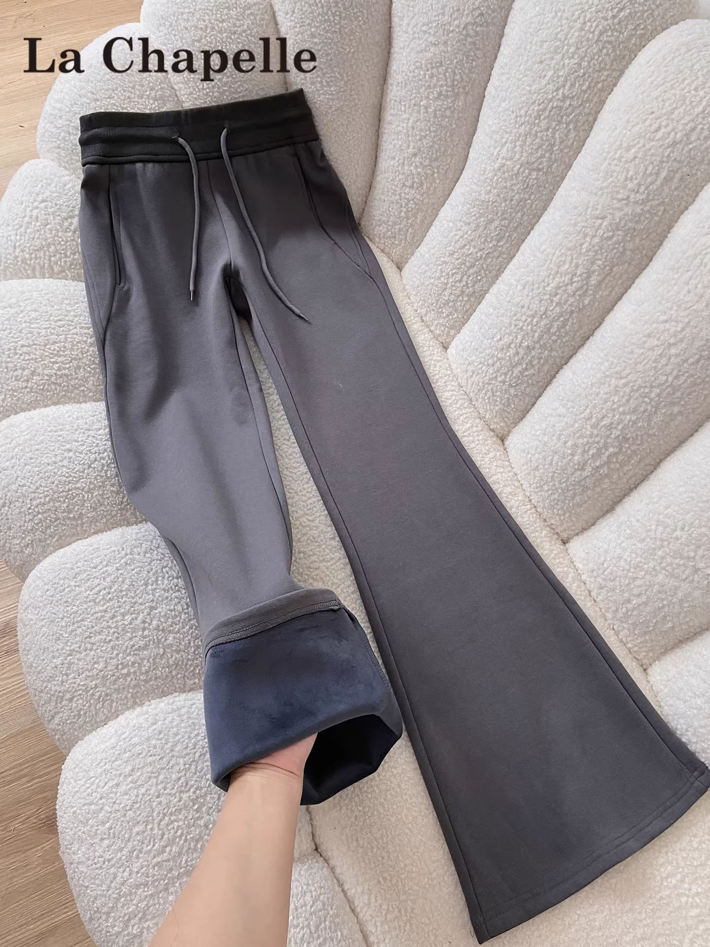 Quần thể thao ống loe màu xám La Chapelle dành cho nữ 2025 mới mùa thu đông, lót lông cừu dày, cạp cao, dáng ôm, ống chuông