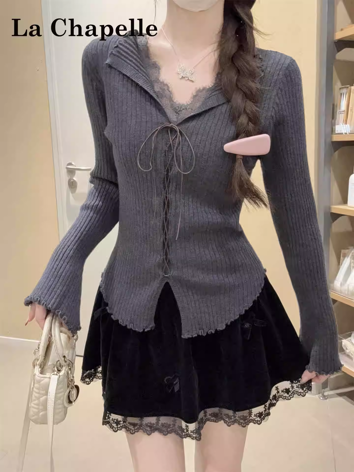 Áo len dệt kim dài tay cổ chữ V màu xám La Chapelle dành cho nữ 2025 mới mùa thu đông áo sơ mi phối ren phối ren