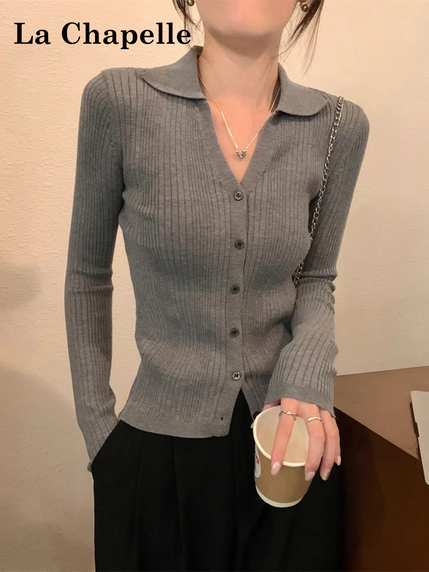 Áo cardigan len cổ polo màu xám La Chapelle dành cho nữ, mẫu mới thu đông 2025, kiểu dáng ôm body.