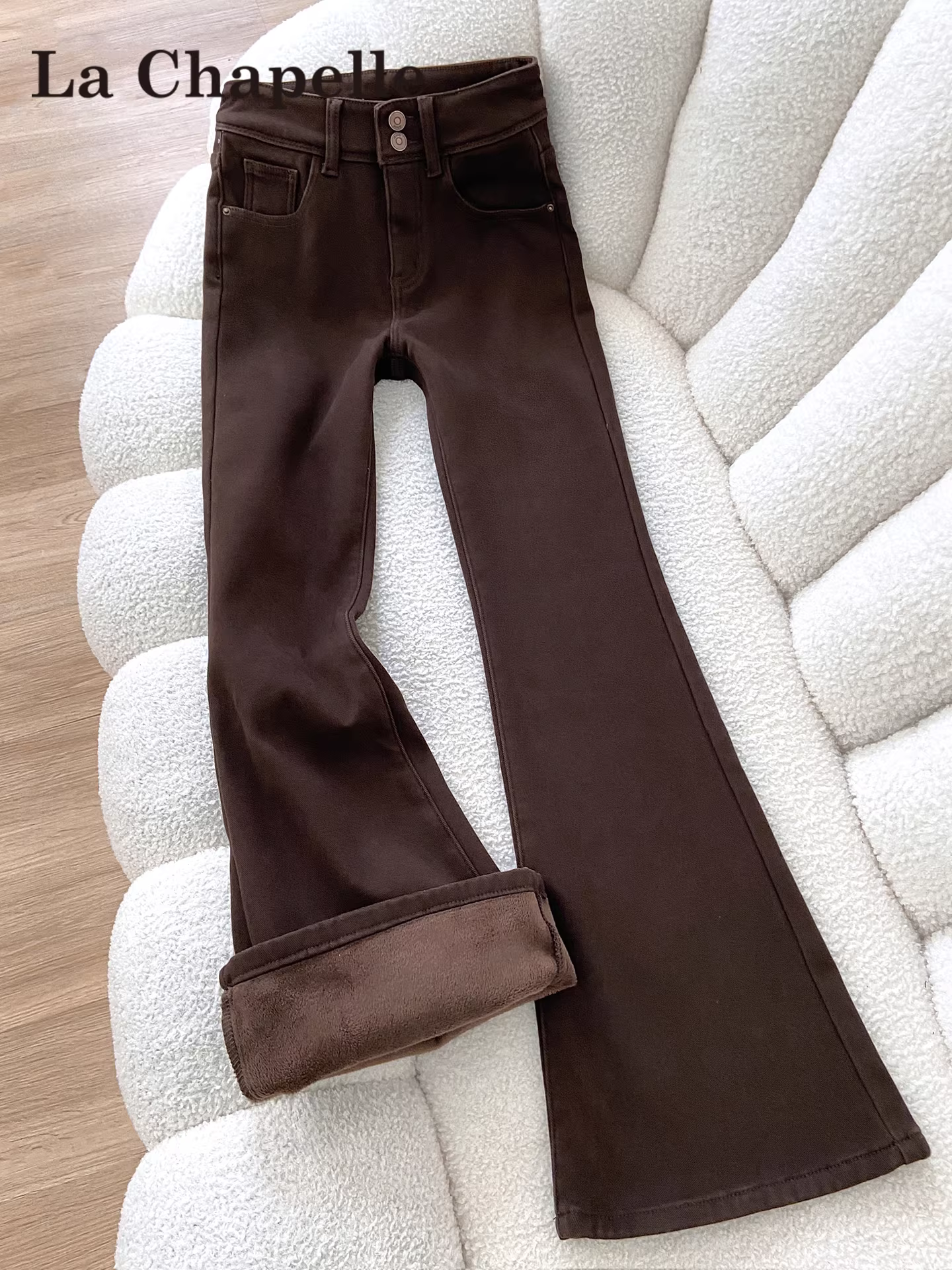 Quần jean nữ La Chapelle màu cà phê, lót lông cừu, dày dặn, dáng loe, kiểu dáng cổ điển ôm dáng, mùa thu đông 2025