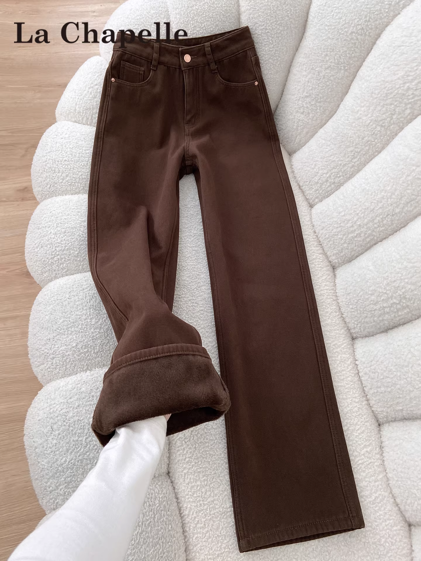 Quần jeans ống rộng dày dặn lót lông màu cà phê La Chapelle dành cho nữ, mẫu mới thu đông 2025, dáng rộng, cạp cao, thẳng.