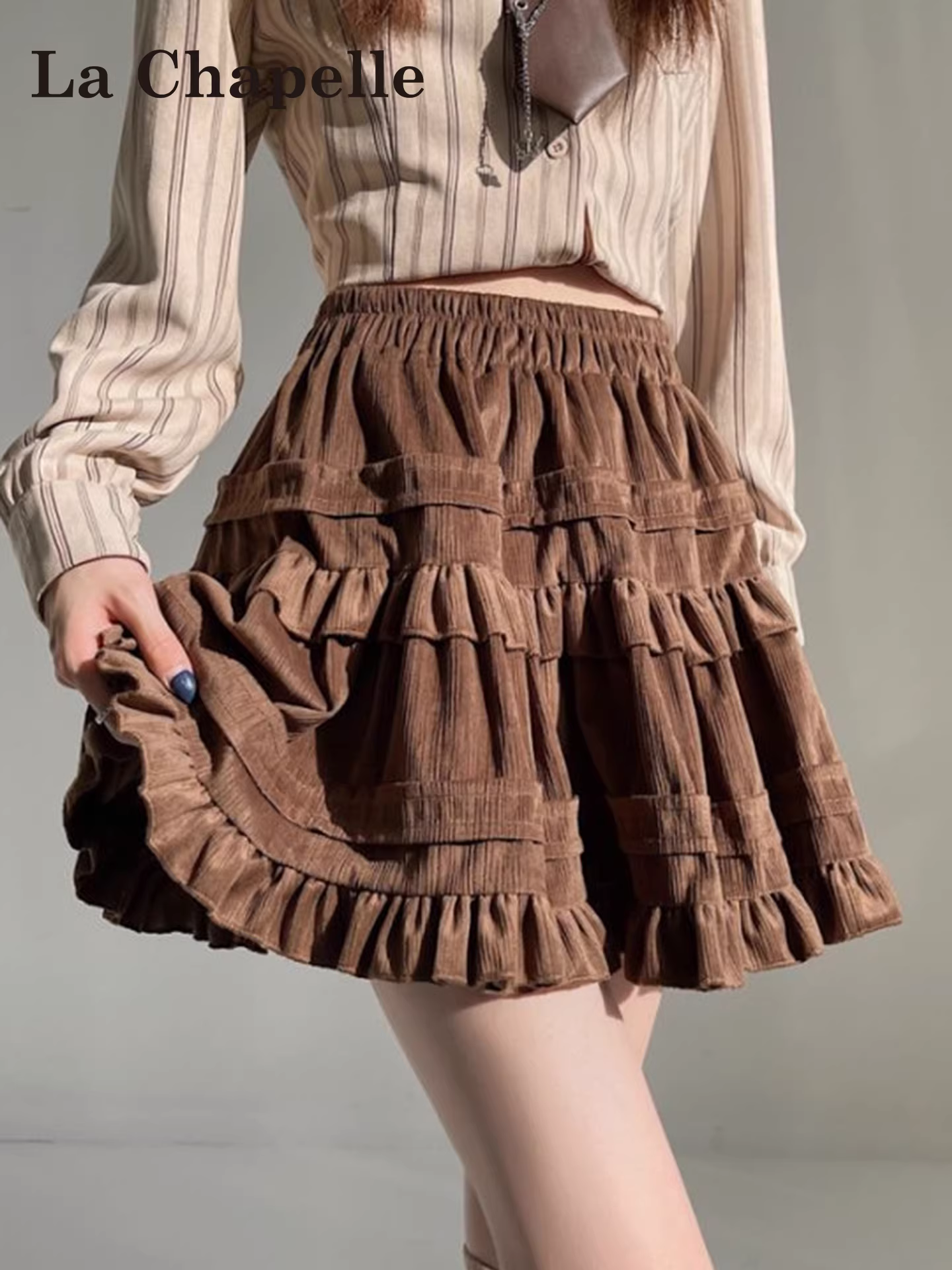 Váy bánh ngọt màu cà phê La Chapelle, váy ngắn chữ A cạp cao tôn dáng mùa thu đông 2025 dành cho nữ, kiểu dáng nhỏ nhắn.