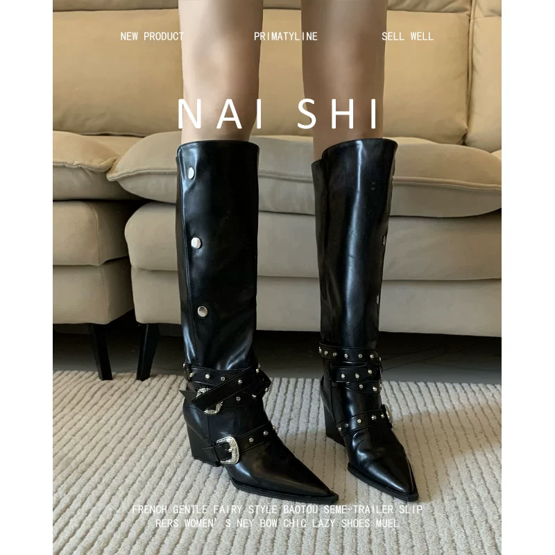 Phiên bản da cừu! Giày bốt hiệp sĩ phong cách Punk có đinh tán, khóa thắt lưng, giày cao gót dài dành cho nữ, giày cao bồi mũi nhọn kiểu miền Tây với gót dày.