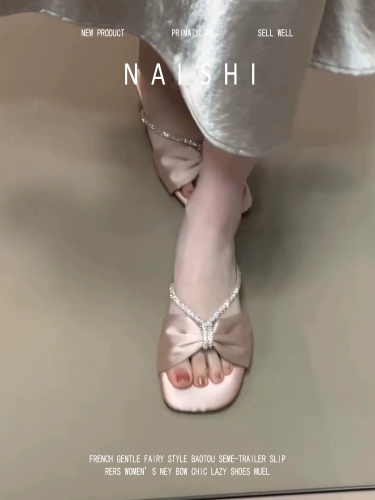 Phiên bản da cừu! Dép quai ngang đính đá phong cách Pháp, chất liệu satin màu hồng nhạt phối cùng chân váy, dép lười gót thấp.