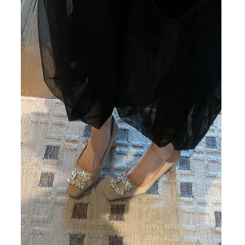 Phiên bản da cừu! Giày cao gót mũi vuông miệng nông dành cho nữ, gót dày, đi làm, khóa vuông đính đá, phong cách Pháp, giày đơn chất liệu satin.
