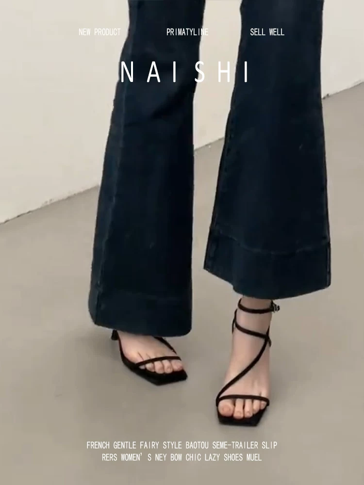Phiên bản da cừu! Dép sandal nữ màu đen mũi vuông, hở mũi, thiết kế thời trang, một quai, phù hợp với váy, giày cao gót quyến rũ với gót nhọn.