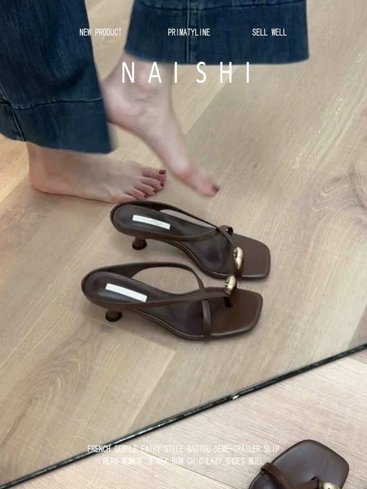 Phiên bản da cừu! Dép quai ngang mũi vuông dành cho nữ, quai chéo có khóa kim loại, dép cao gót.