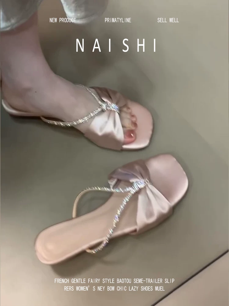 Phiên bản da cừu! Dép quai ngang đính đá phong cách Pháp, chất liệu satin màu hồng nhạt phối cùng chân váy, dép lười gót thấp.