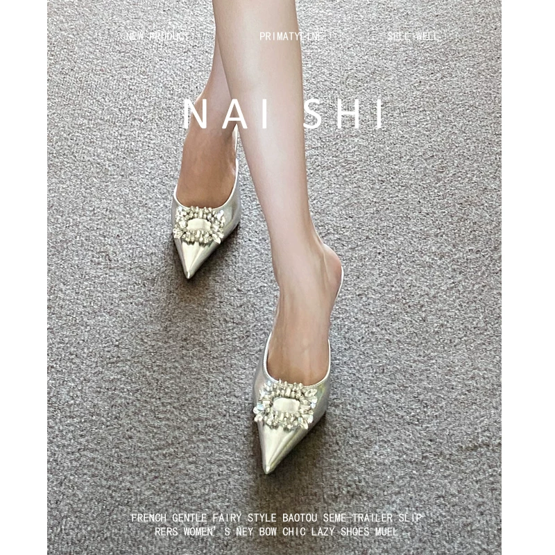 Phiên bản da cừu! Dép nửa đế bằng da lộn màu bạc dành cho nữ, dép quai ngang kiểu Pháp đính đá hình vuông, giày cao gót mũi nhọn.