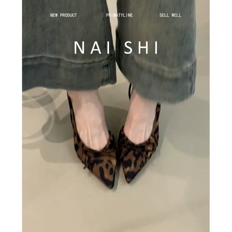 Phiên bản da cừu! Dép sandal nữ kiểu Âu Mỹ họa tiết da báo, mũi kín, có nơ, khoét bên, gót cao, giày mũi nhọn gợi cảm.