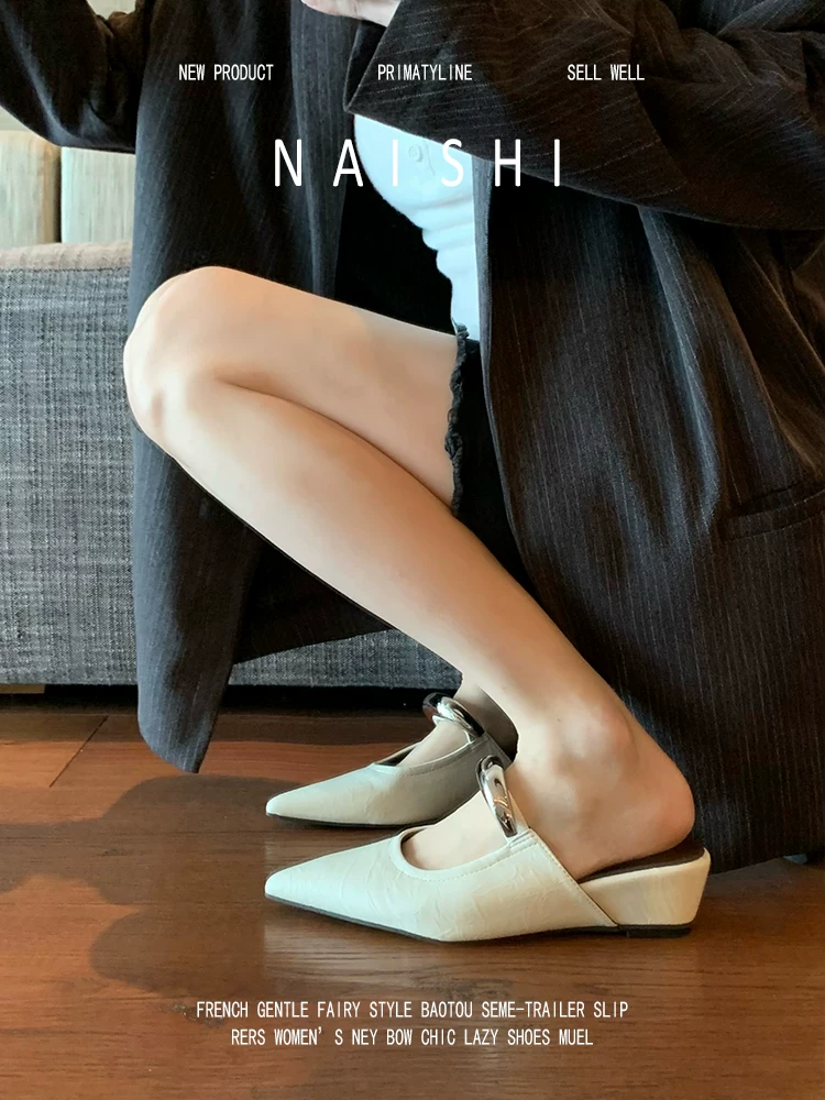 Phiên bản da cừu! Dép nửa kín mũi kiểu Pháp có khóa kim loại dành cho nữ, kiểu mules mũi nhọn màu bạc, dễ mang, có đế nâng chiều cao ẩn.