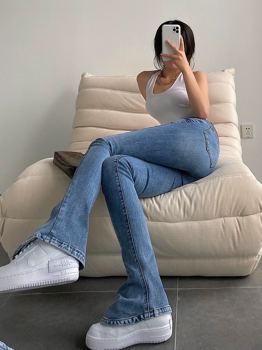 Quần jeans ống loe ôm sát cạp cao YoungGirlDay2025 mới giúp chân trông dài hơn và dài đến gót chân.
