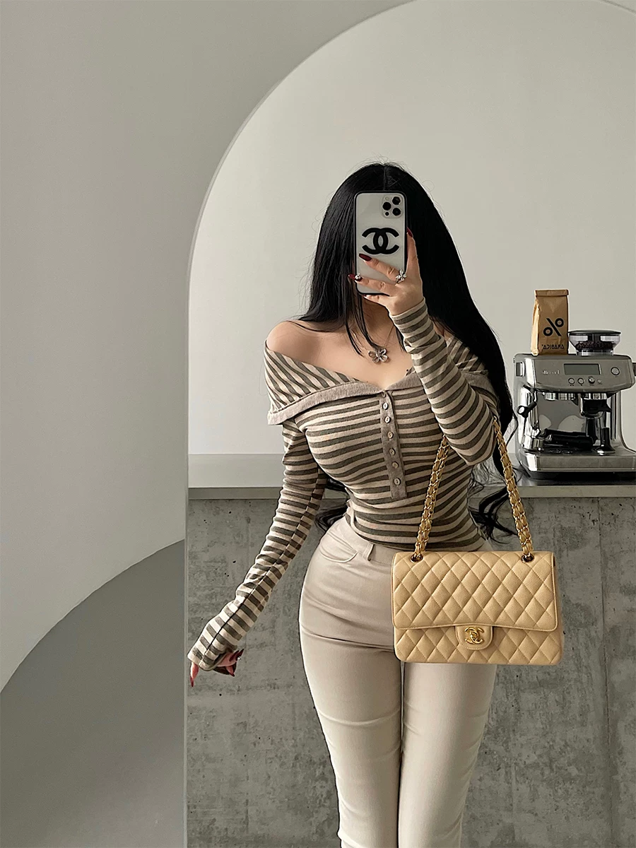 YoungGirlDay Pure Desire Style Áo thun trễ vai cổ lớn sọc đơn hàng khuy dài tay gợi cảm