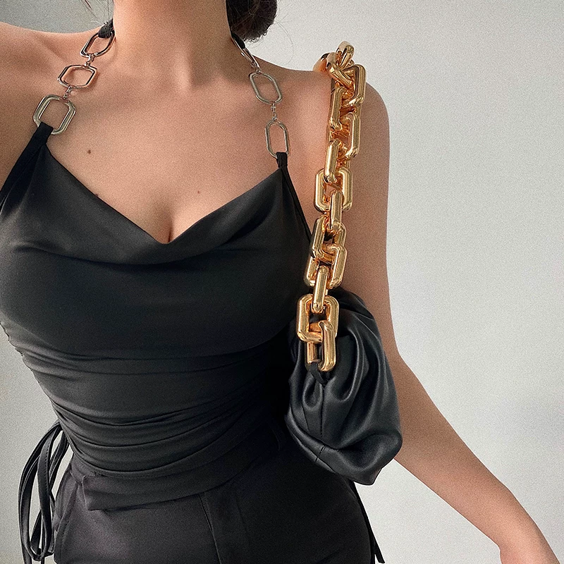 Áo crop top ngắn ôm sát gợi cảm, hở lưng, có dây rút và cổ halter xếp ly, thời trang dành cho các cô gái trẻ.
