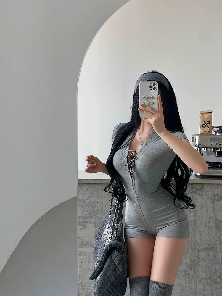 YoungGirlDay Quần short bodysuit tay ngắn cổ chữ V khoét sâu gợi cảm kiểu Mỹ