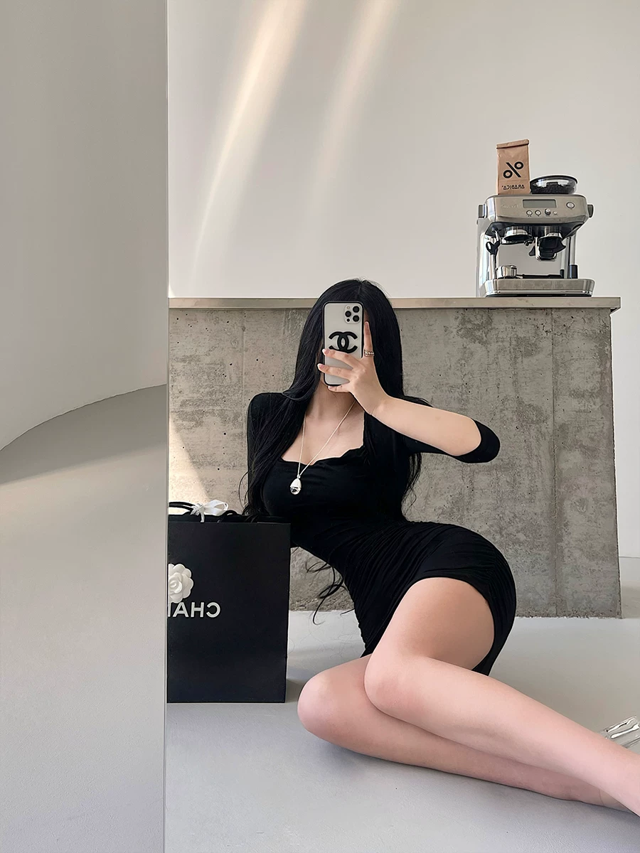 YoungGirlDay khao khát thuần khiết gợi cảm, váy ôm sát xếp ly, bộ áo cardigan một hàng khuy
