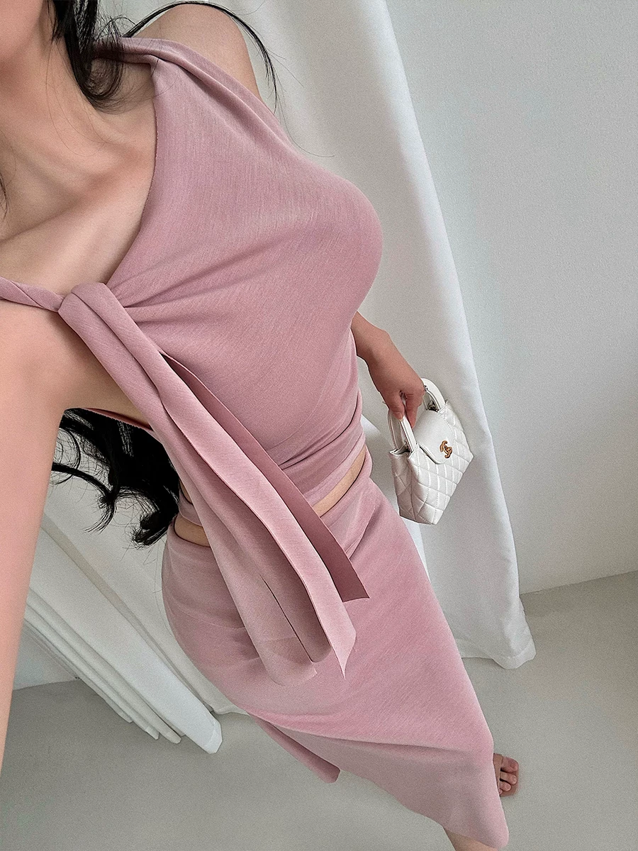 Bộ áo một vai bất đối xứng cùng kiểu dáng của YoungGirlDay Kylie với dải ruy băng và bộ váy ôm sát dài vừa phải